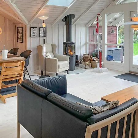 2 Bedroom Stunning In *